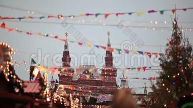 莫斯科。 克里姆林宫的观点。 红色广场，为新年和圣诞节假日装饰，冬季在日落。 新年